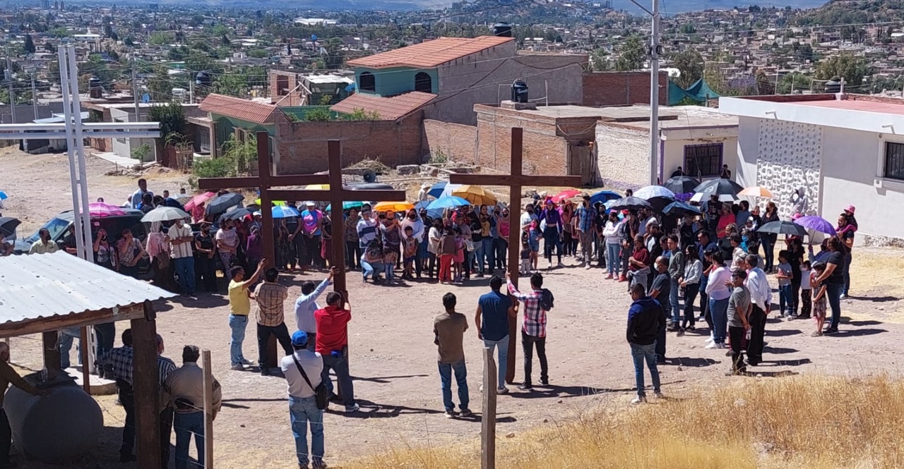 En años anteriores estas calles estaban repletas de gente que salía a ver la escenificación de la Pasión y Muerte de Jesús.