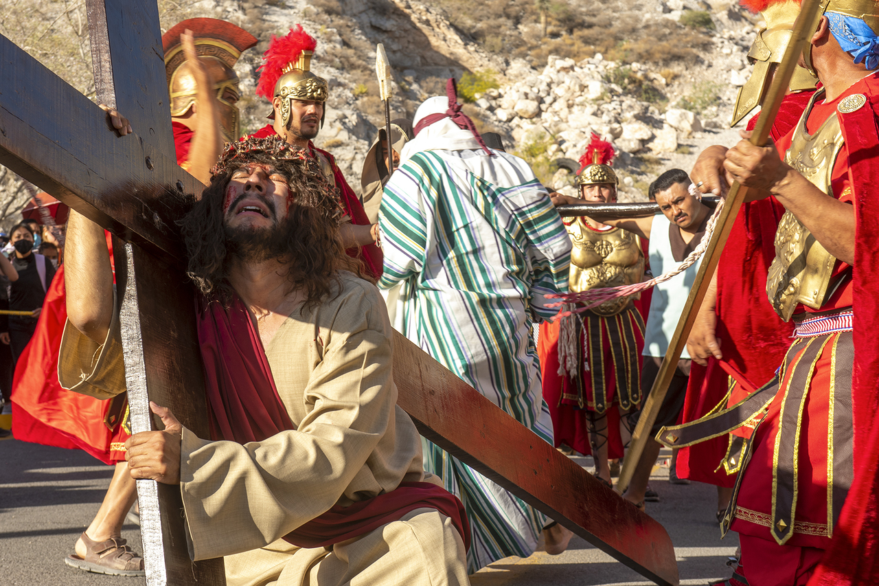 Con la cruz a cuestas, Jesús subió a paso lento por la rampa del Cerro de las Noas; los asistentes lo observaban con asombro. (ÉRICK SOTOMAYOR)