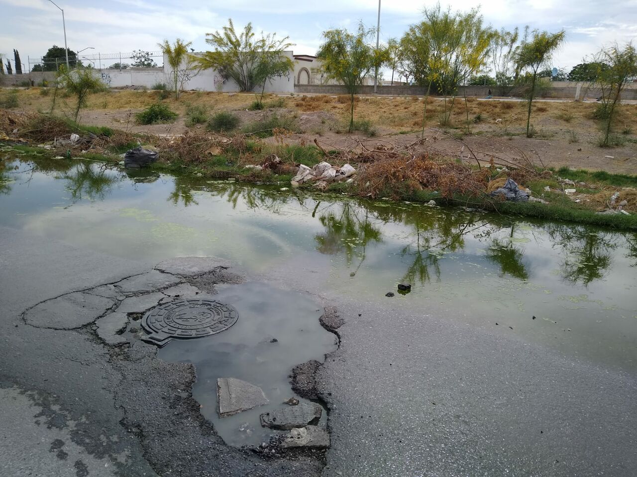 Habitantes reportan 'laguna de aguas negras' en ExHacienda La Joya de Torreón