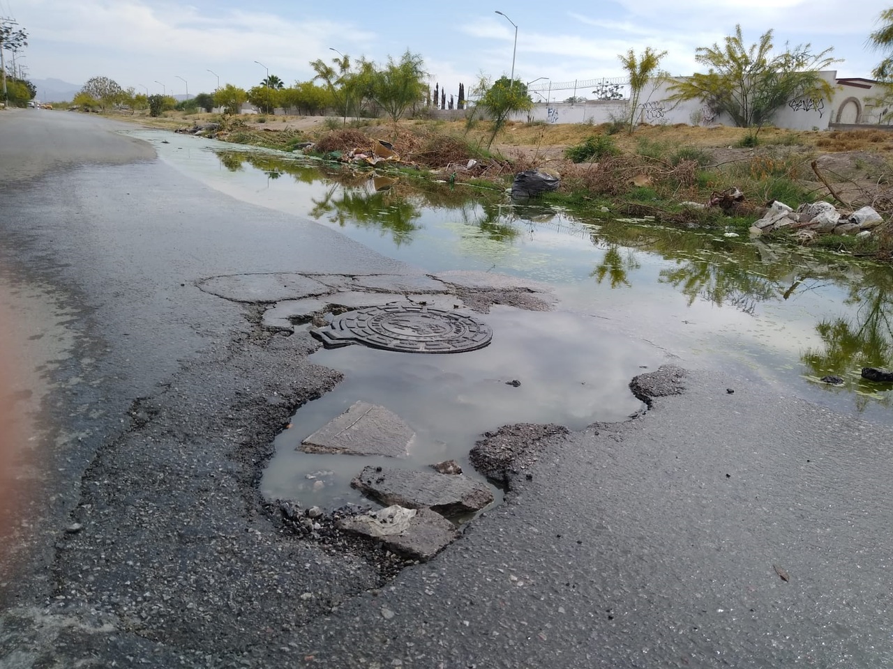 Prácticamente se ha formado una laguna de aguas putrefactas en pleno bulevar Torreón 2000.