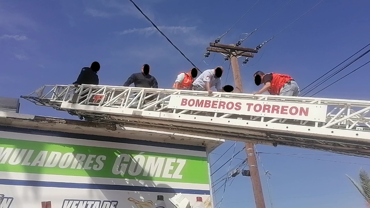 Los Bomberos convencieron al sujeto de no lanzarse y tras bajarlo fue atendido por paramédicos de la Cruz Roja.