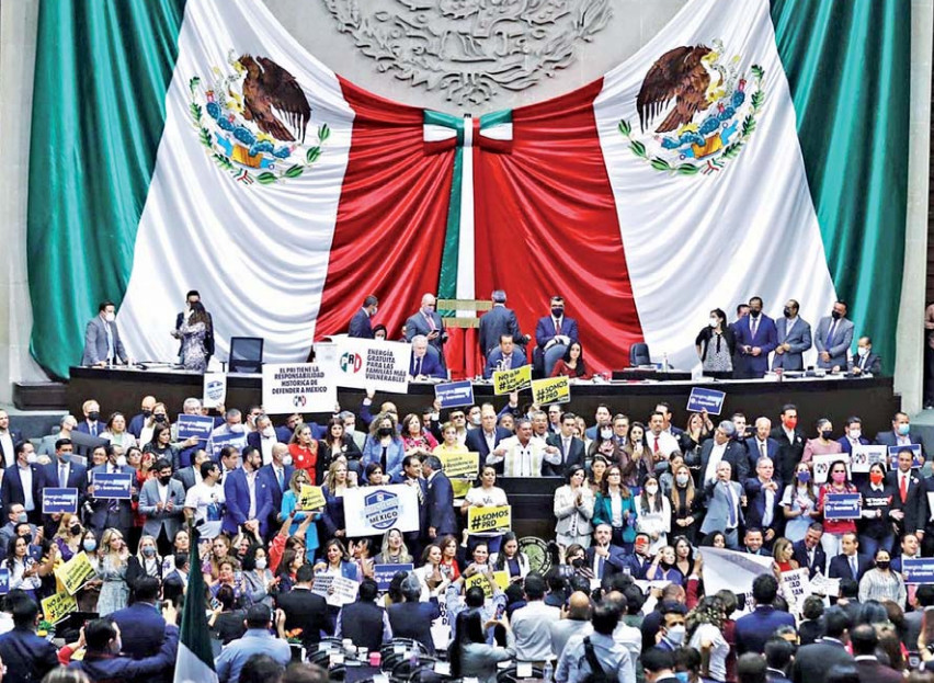 Termina la polémica. Entre insultos, gritos y retrasos, los diputados debatieron por más de 12 horas la reforma energética propuesta por el presidente López Obrador; al final la propuesta no alcanzó la mayoría calificada y fue desechada.