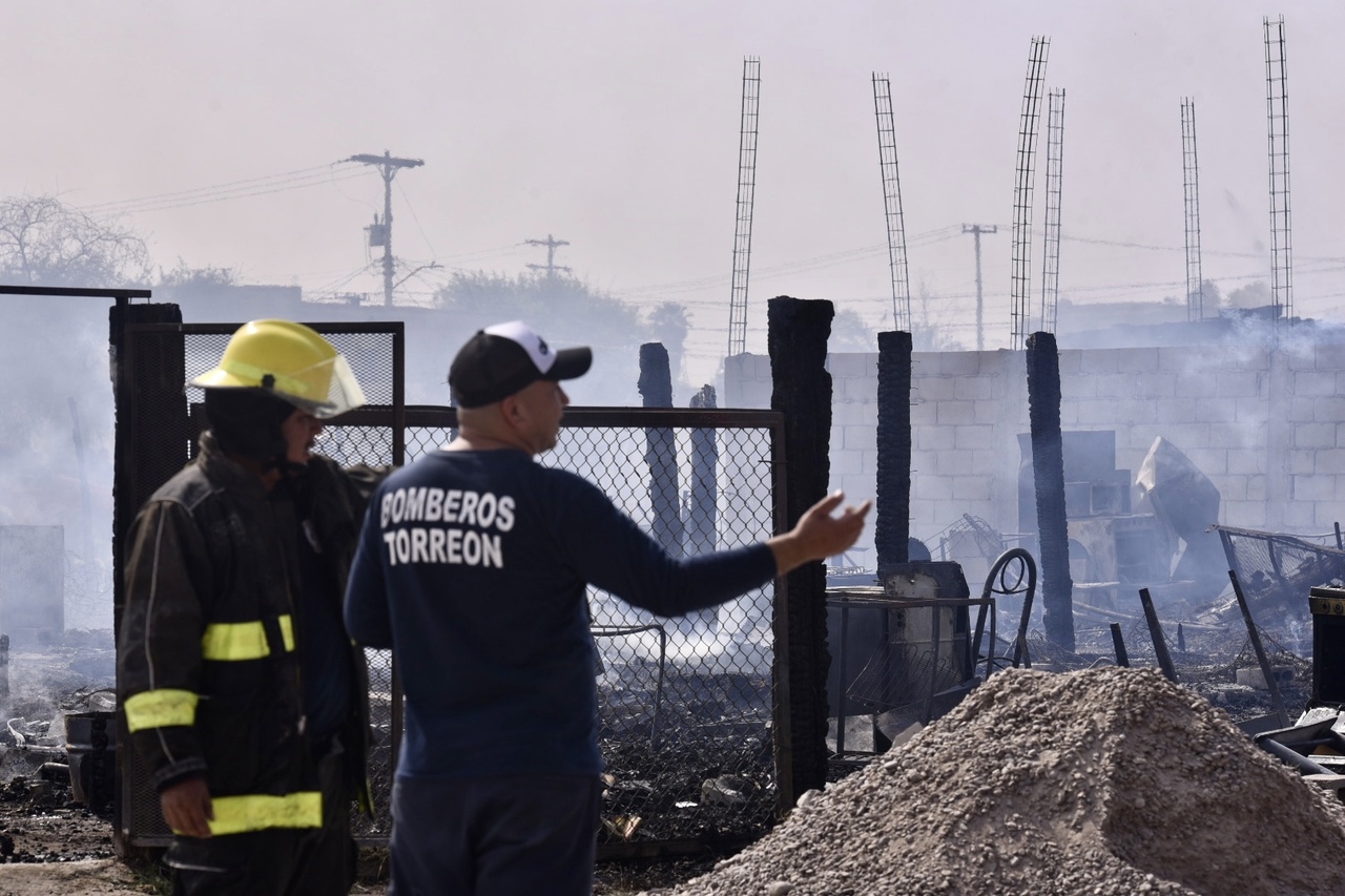 En pocos minutos el fuego consumió más de 20 jacales y las familias lograron ponerse a salvo.