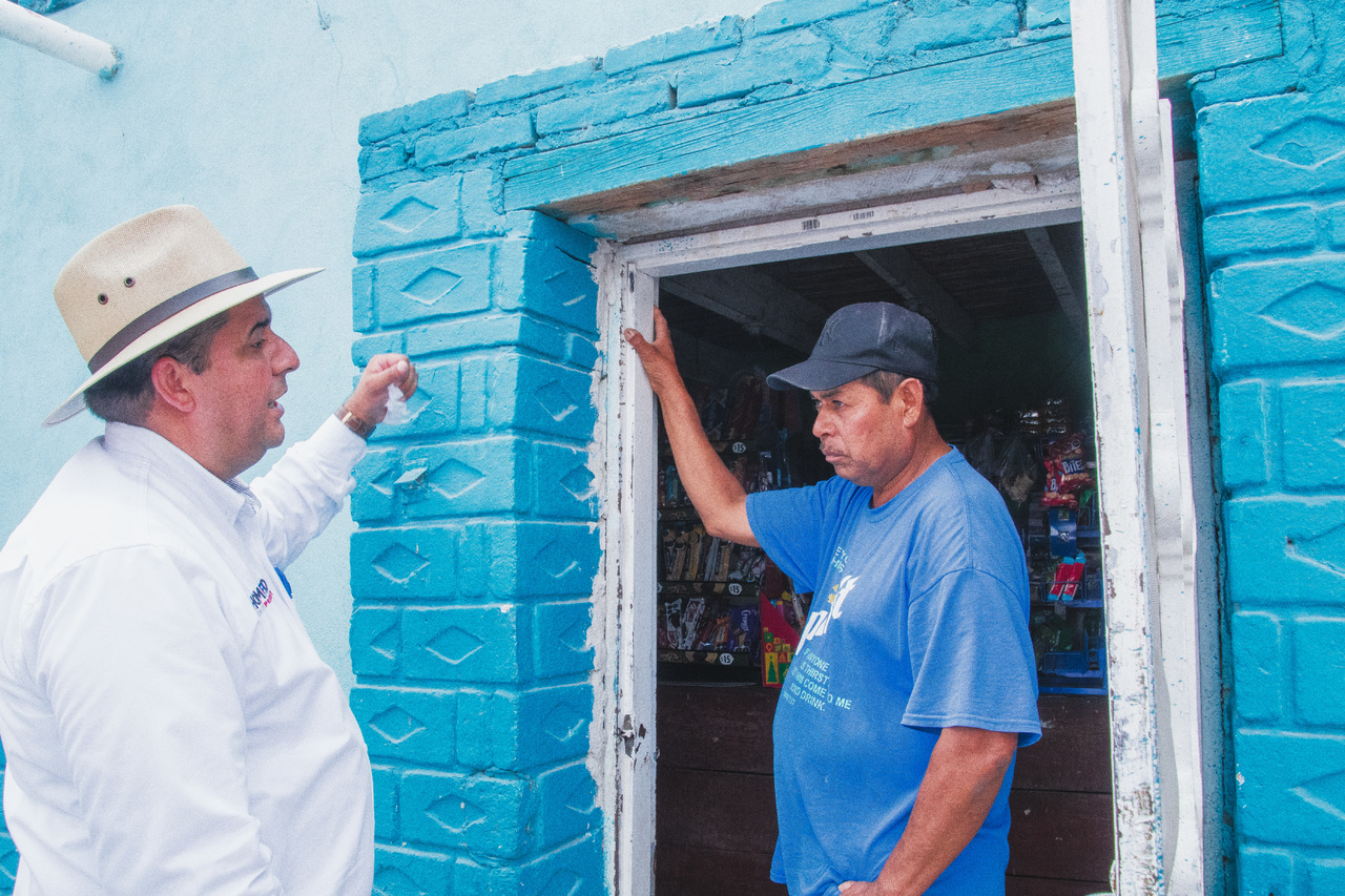 Tocando casa por casa para tener un acercamiento directo con la ciudadanía, el candidato de la coalición Va Por Lerdo.