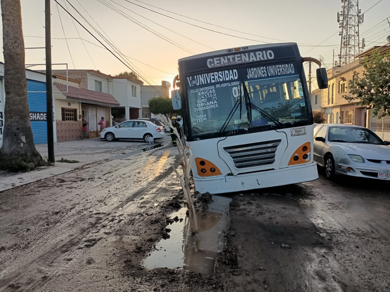 La zanja, realizada por el Simas, no estaba señalizada.