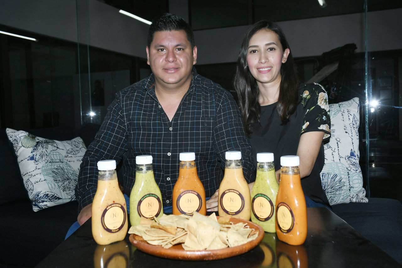 Bárbara Galindo y Guillermo Carrillo son emprendedores que impulsan su marca de salsas. (FERNANDO COMPEÁN)
