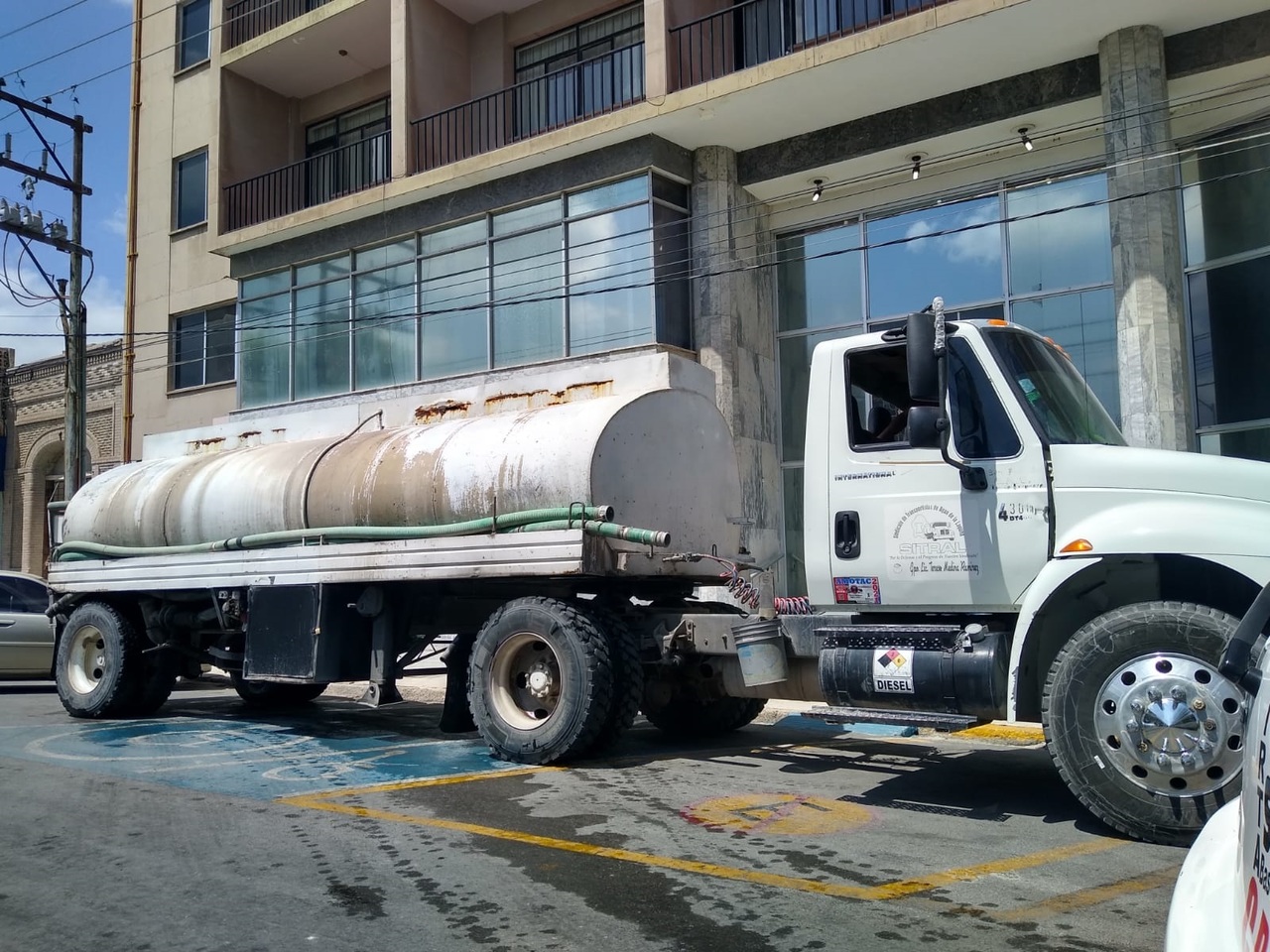 Señalan administradores y trabajadores de venta de agua por pipas que en este mes de abril 'se ha disparado' la demanda de su servicio, en coincidencia con la falta de agua en diversos sectores del municipio de Torreón.
