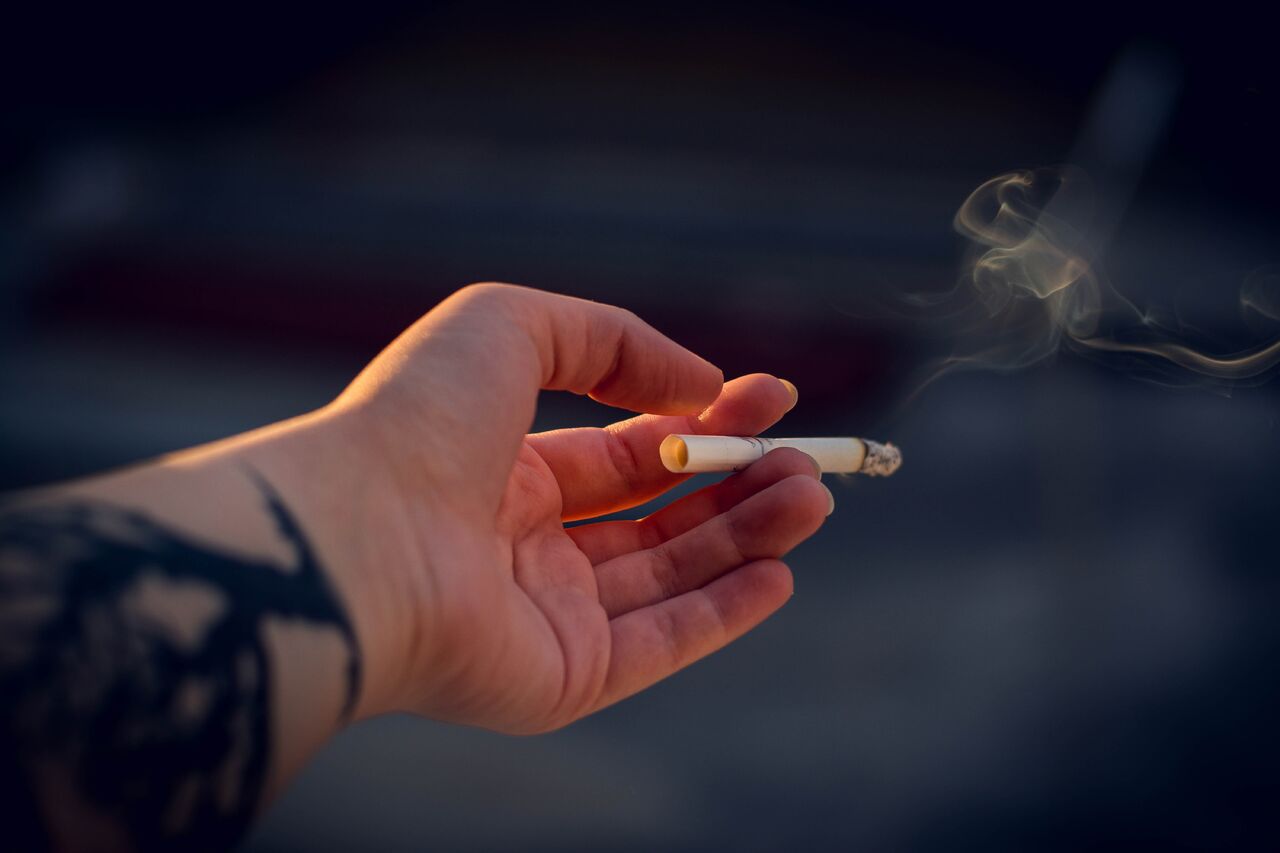 Se ha demostrado que el efecto refrescante del mentol enmascara la aspereza del tabaco. (ARCHIVO)