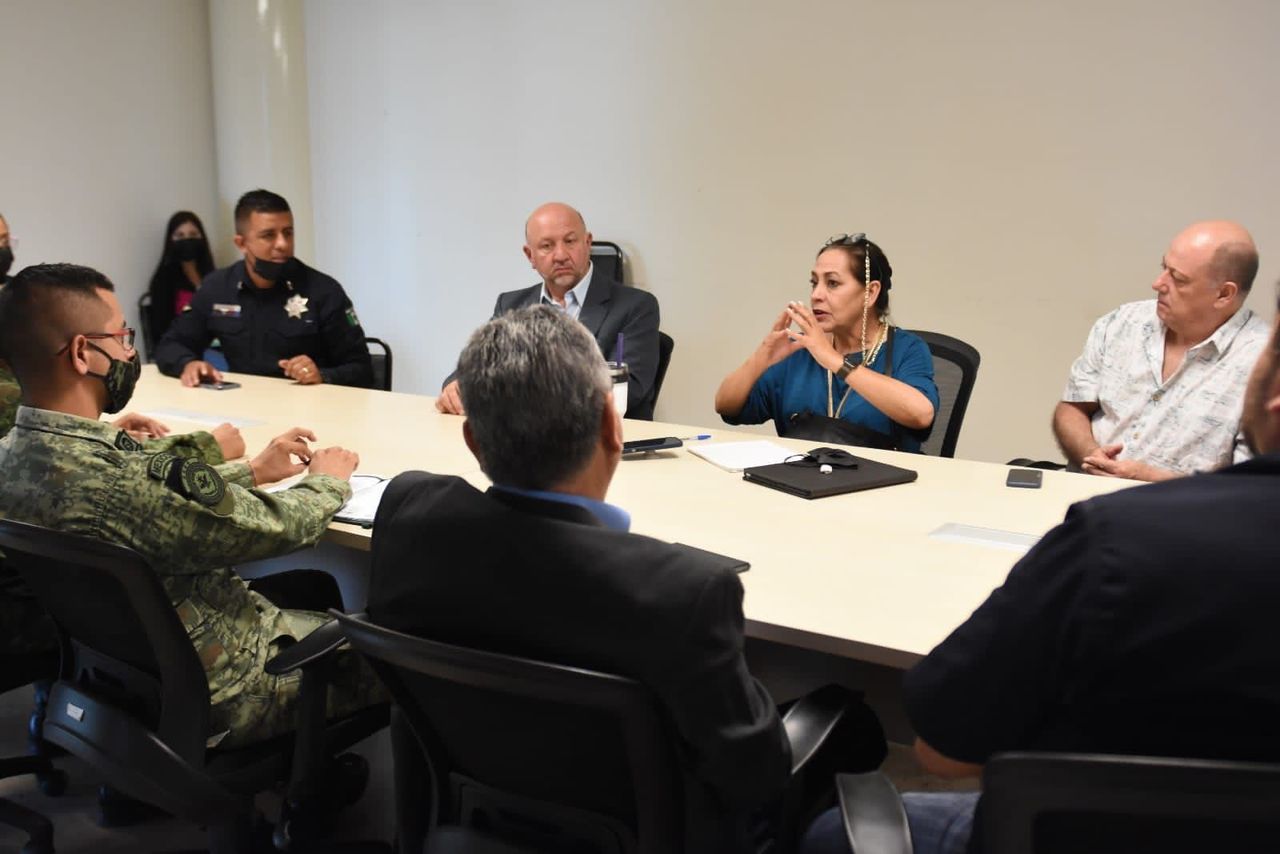 Autoridades, sociedad organizada y miembros de transporte por aplicación digital se reunieron ayer en Torreón, buscan mejorar la seguridad a usuarias y definir un padrón de choferes.