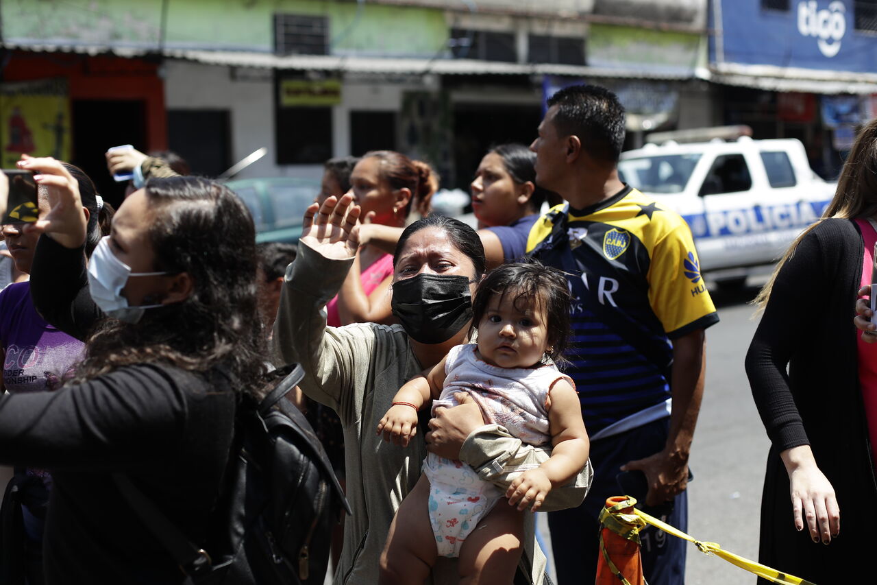 Las marchas concluyeron en la Plaza Capital General Gerardo Barrios, conocida como Plaza Cívica y ubica en pleno corazón de San Salvador, sin ningún incidente. (ARCHIVO)