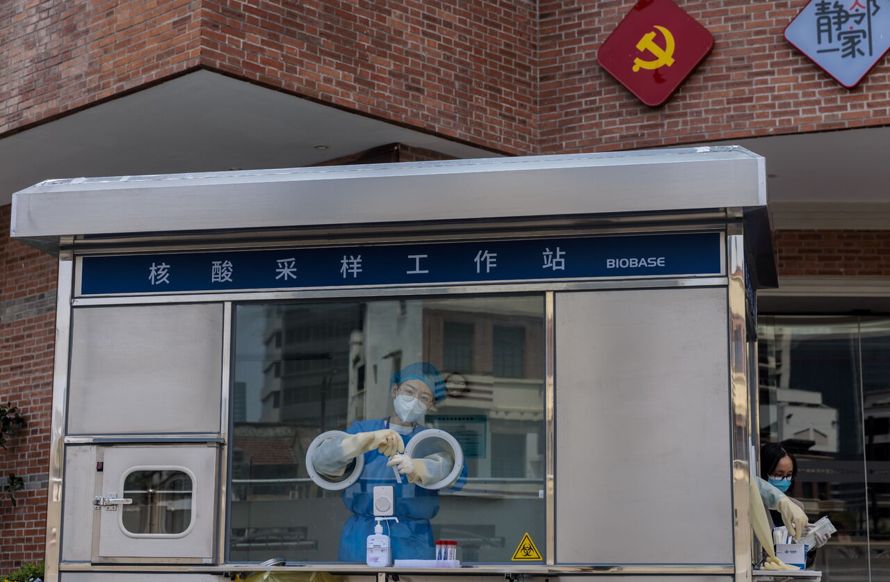  Gran parte de Shanghái, la ciudad más grande de China y un centro financiero, manufacturero y de transporte de mercancías, permanece cerrada, lo que trastorna la vida de las personas y afecta la economía. (ARCHIVO)