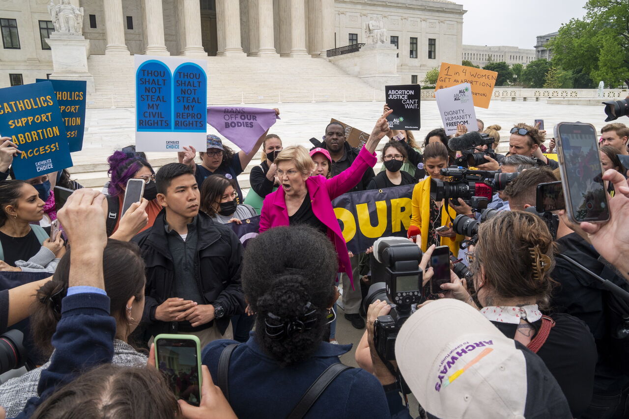 La senadora Elizabeth Warren apareció por sorpresa frente al tribunal para dar su apoyo a los manifestantes a favor del aborto. (ARCHIVO)