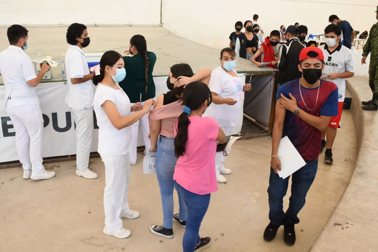 Arranca aplicación de vacunas contra el COVID-19 entre menores de 12 a 14 años de edad en el municipio de Torreón. (ÉRICK SOTOMAYOR)