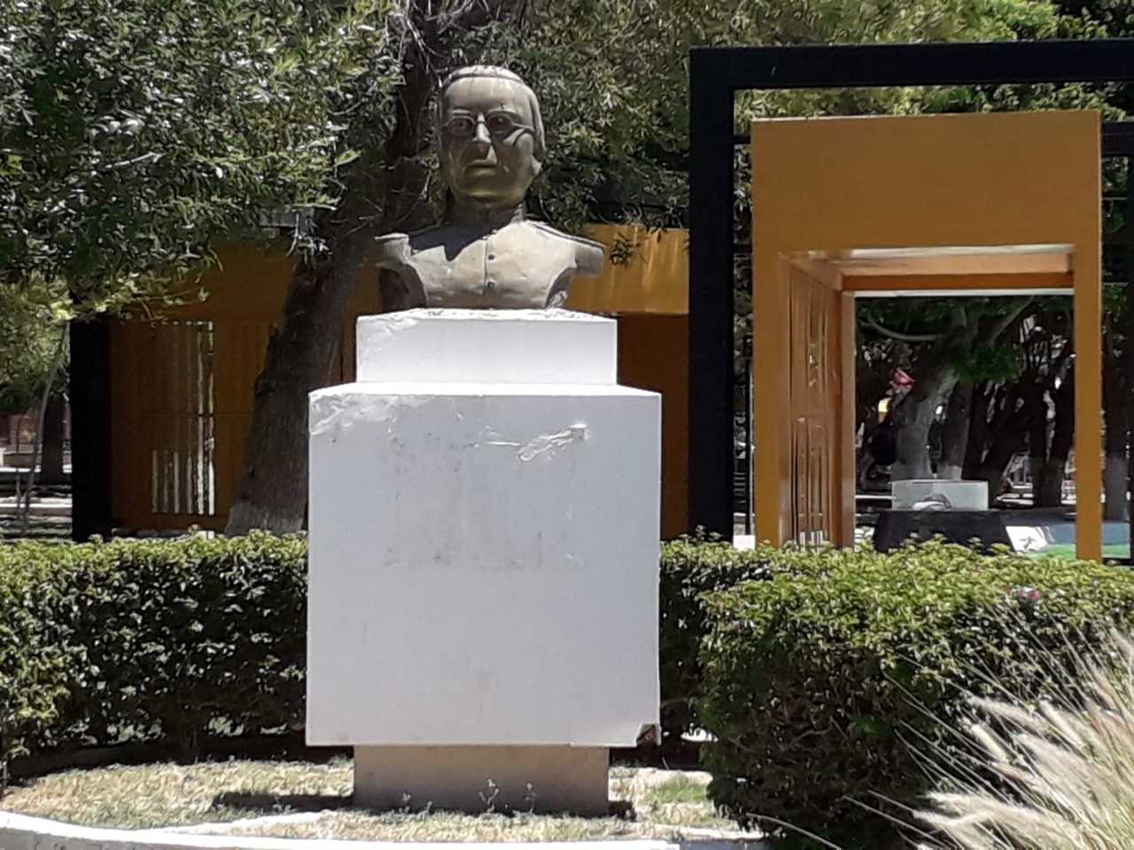 Busto del general Ignacio Zaragoza en Torreón carece de su placa informativa. (EL SIGLO DE TORREÓN)