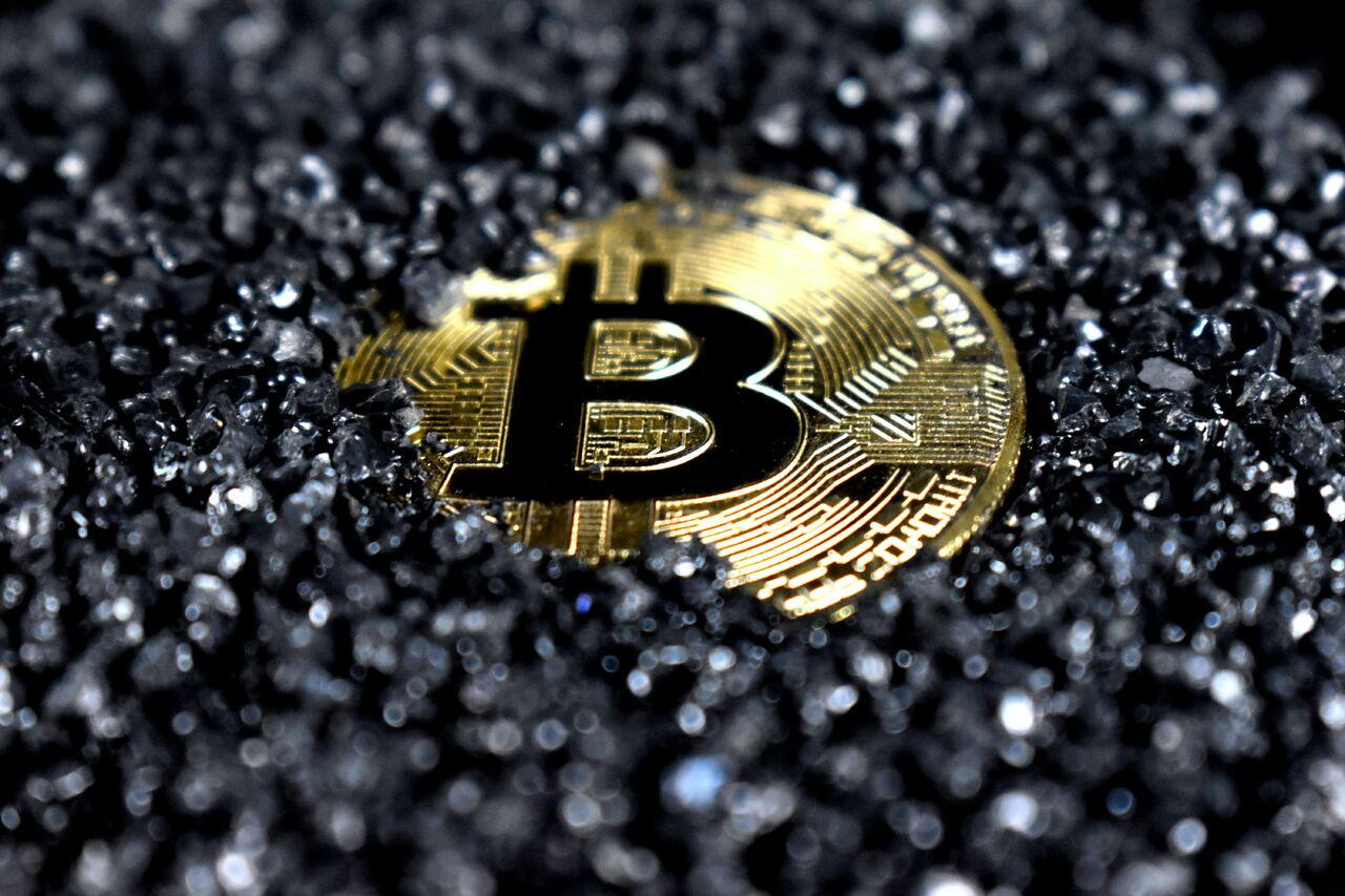 La pérdida de valor del bitcoin y su extrema volatilidad de los últimos meses ha respondido a diversos factores. (ARCHIVO)