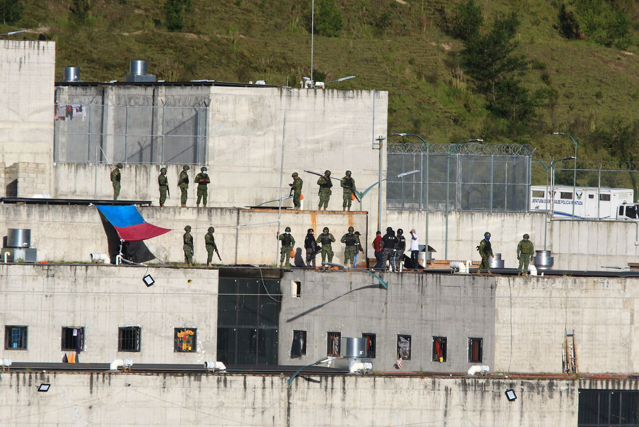 Para solucionar la crisis carcelaria, el Gobierno del presidente, Guillermo Lasso, está en vías de contratar a mil 400 nuevos agentes penitenciarios. (ARCHIVO)