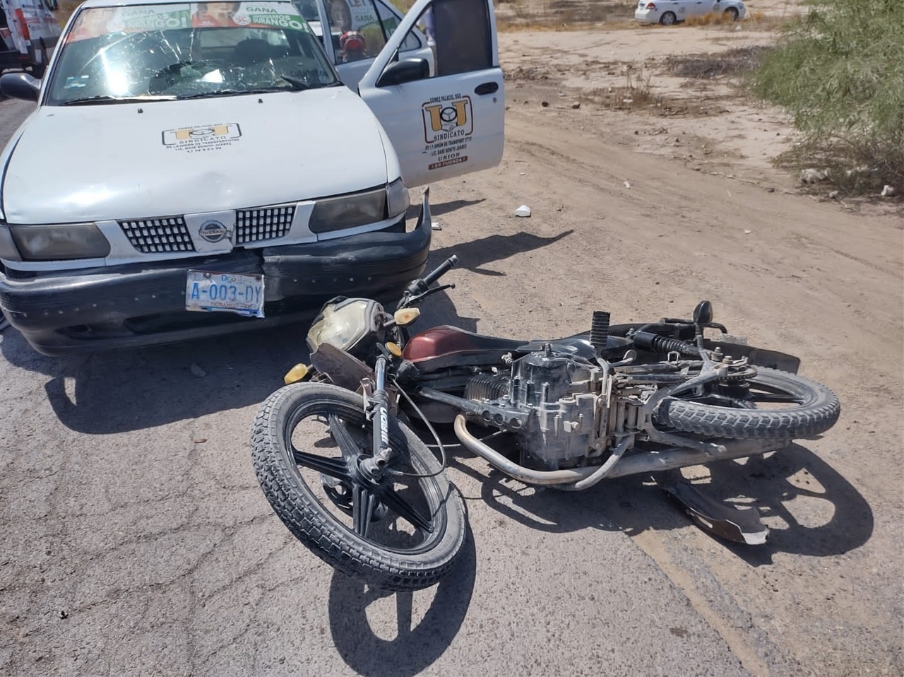Los primeros reportes indicaron que el taxi invadió el carril contrario y se impactó contra una motocicleta.