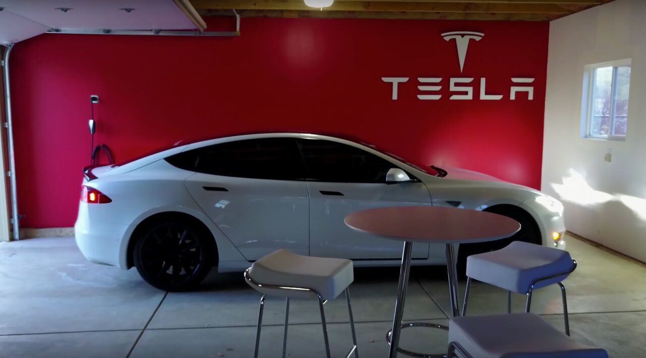 A inicios de 2021, Tesla sacó del mercado a unos 135 mil vehículos, también debido a que las pantallas electrónicas se apagaban. (ARCHIVO)