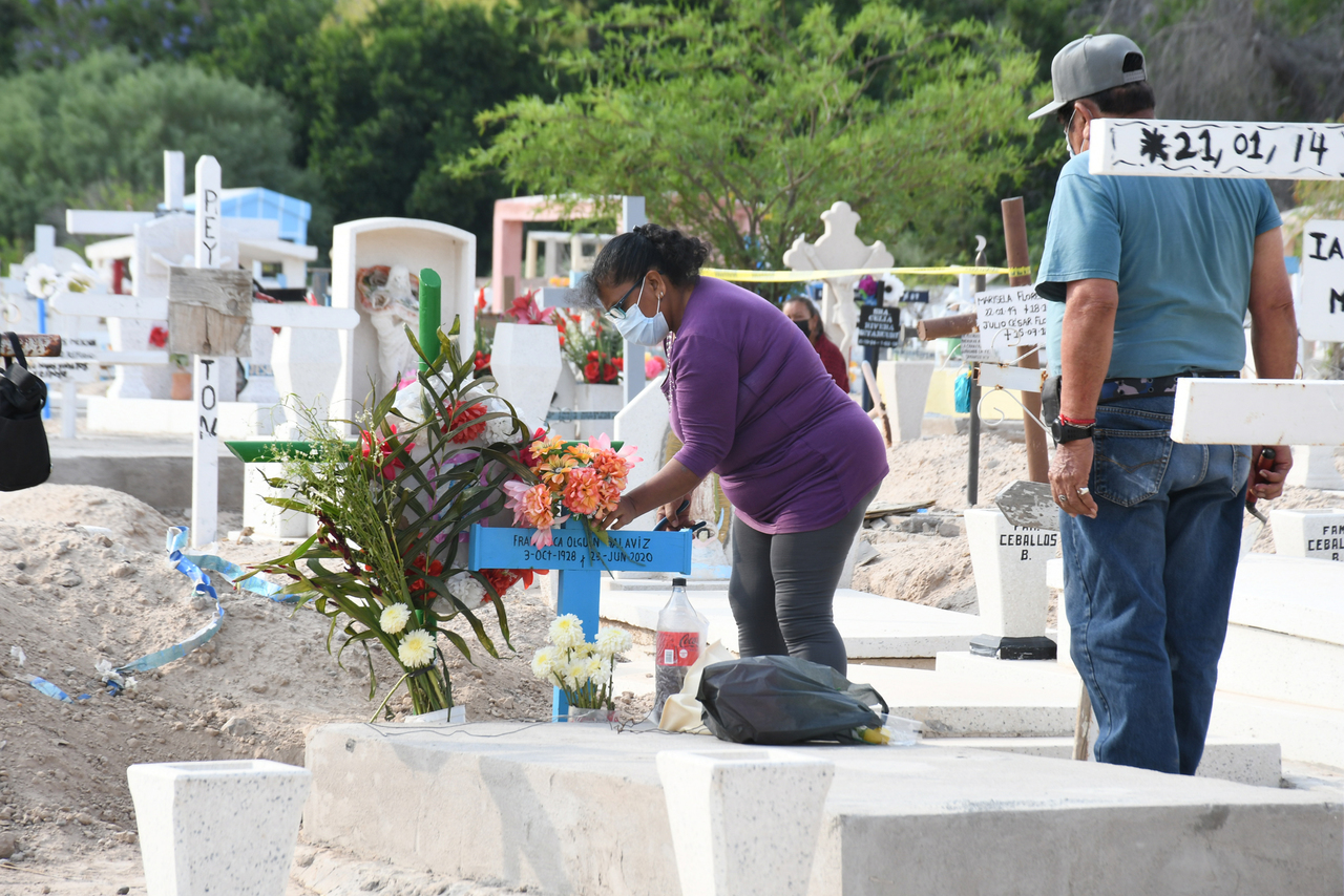 Cientos de familias de La Laguna llevaron flores y música a las madres ya fallecidas que descansan en los panteones de Torreón.