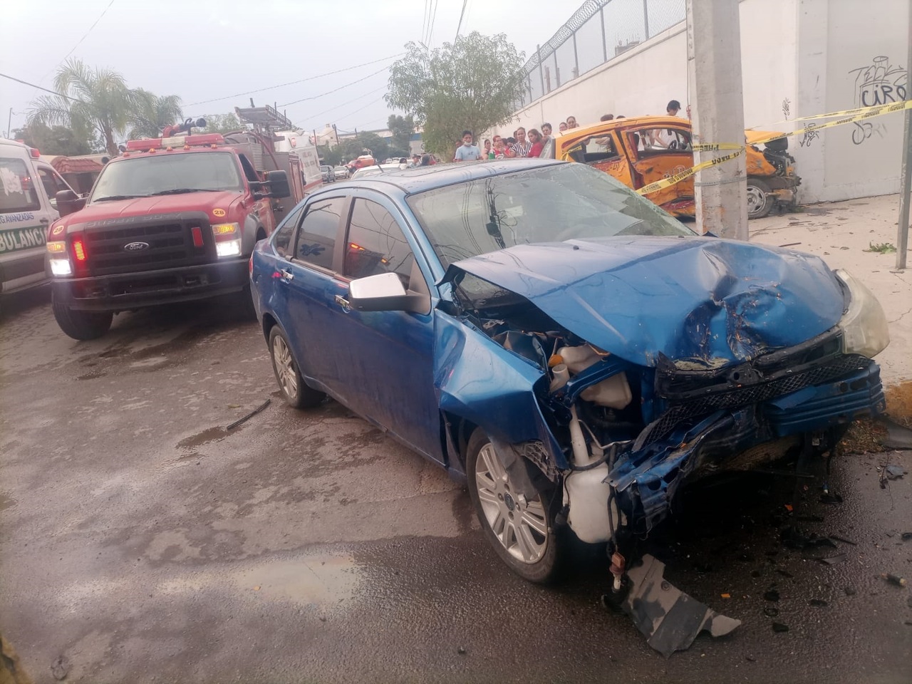La conductora del Ford Focus color azul circulaba a exceso de velocidad y no realizó el alto correspondiente, impactando al taxi; del percance salió ilesa, por lo que se procedió a su detención.