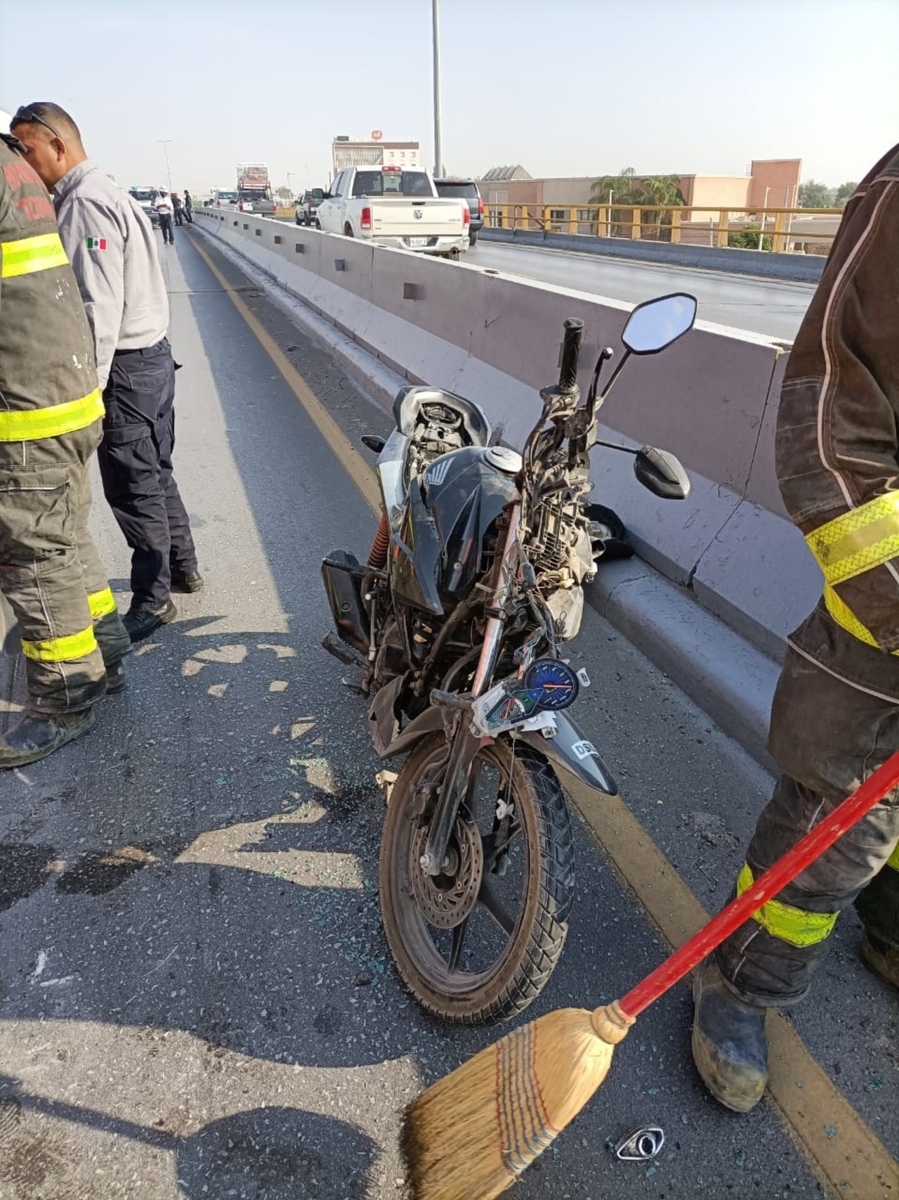 Un motociclista resultó herido al involucrarse en una carambola en el periférico de Torreón.