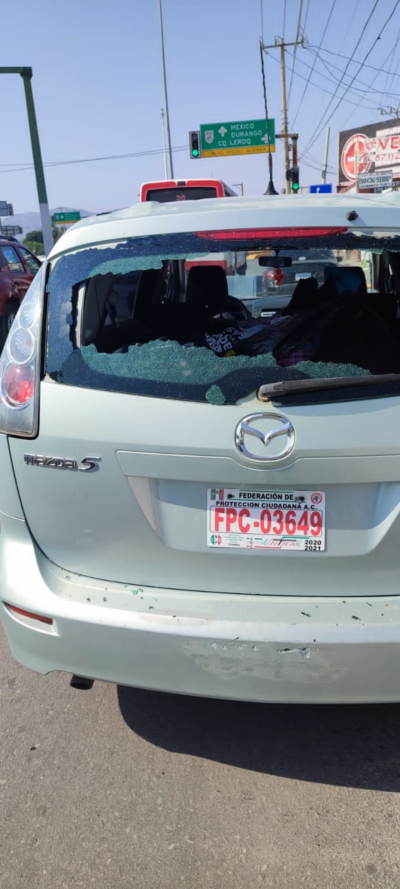 Presuntamente el hombre rompió el cristal de un auto.