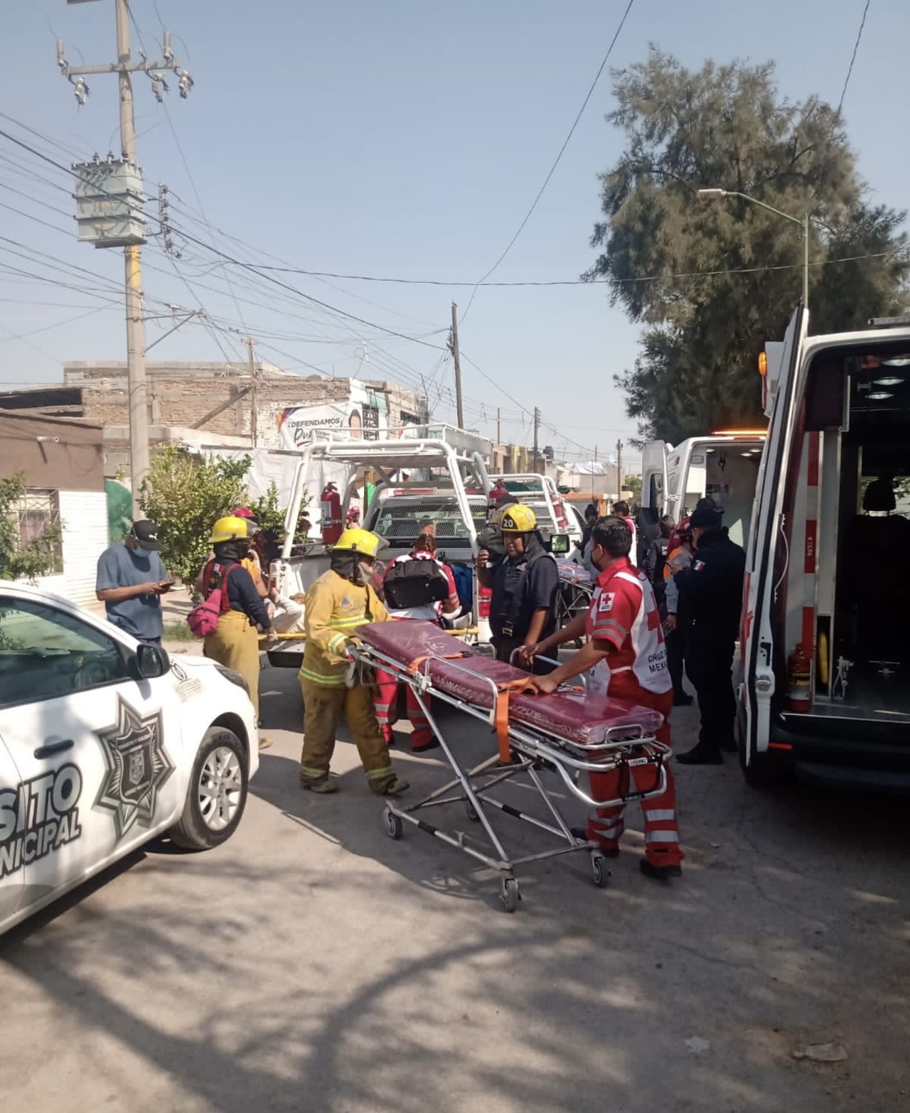 La pareja lesionada fue atendida por los paramédicos de Cruz Roja y Protección Civil.