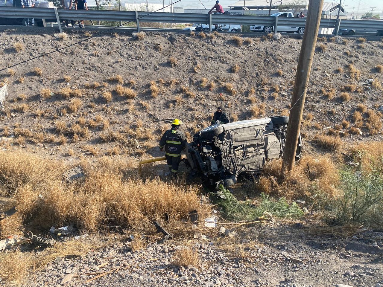 Joven conductor sufre volcadura en el periférico de Torreón; su auto terminó prácticamente destrozado.