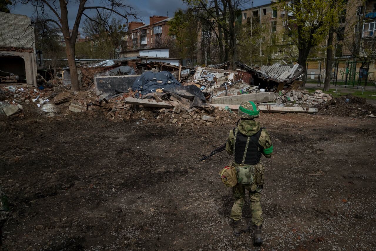 Las autoridades ucranianas creen que el Kremlin probablemente redirigirá las tropas ahora hacia el sureste, donde se dice que está reforzando sus fuerzas en Izium. (ARCHIVO)