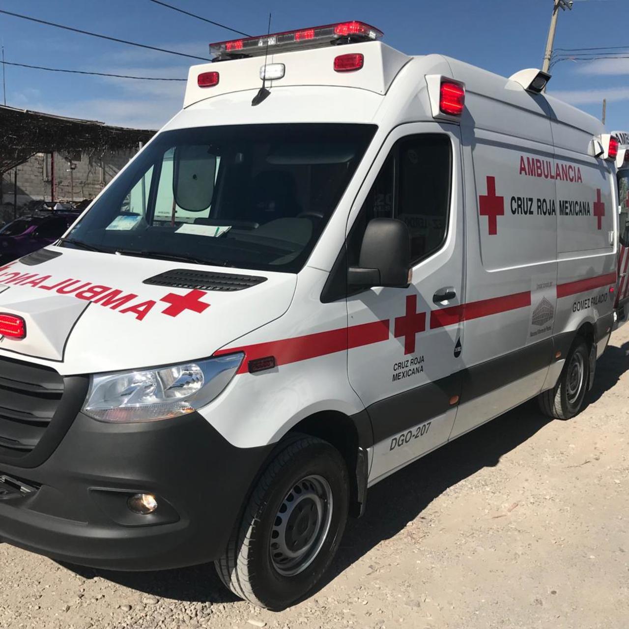 Paramédicos de la Cruz Roja arribaron al lugar para atender al hombre y lo trasladaron a un hospital.