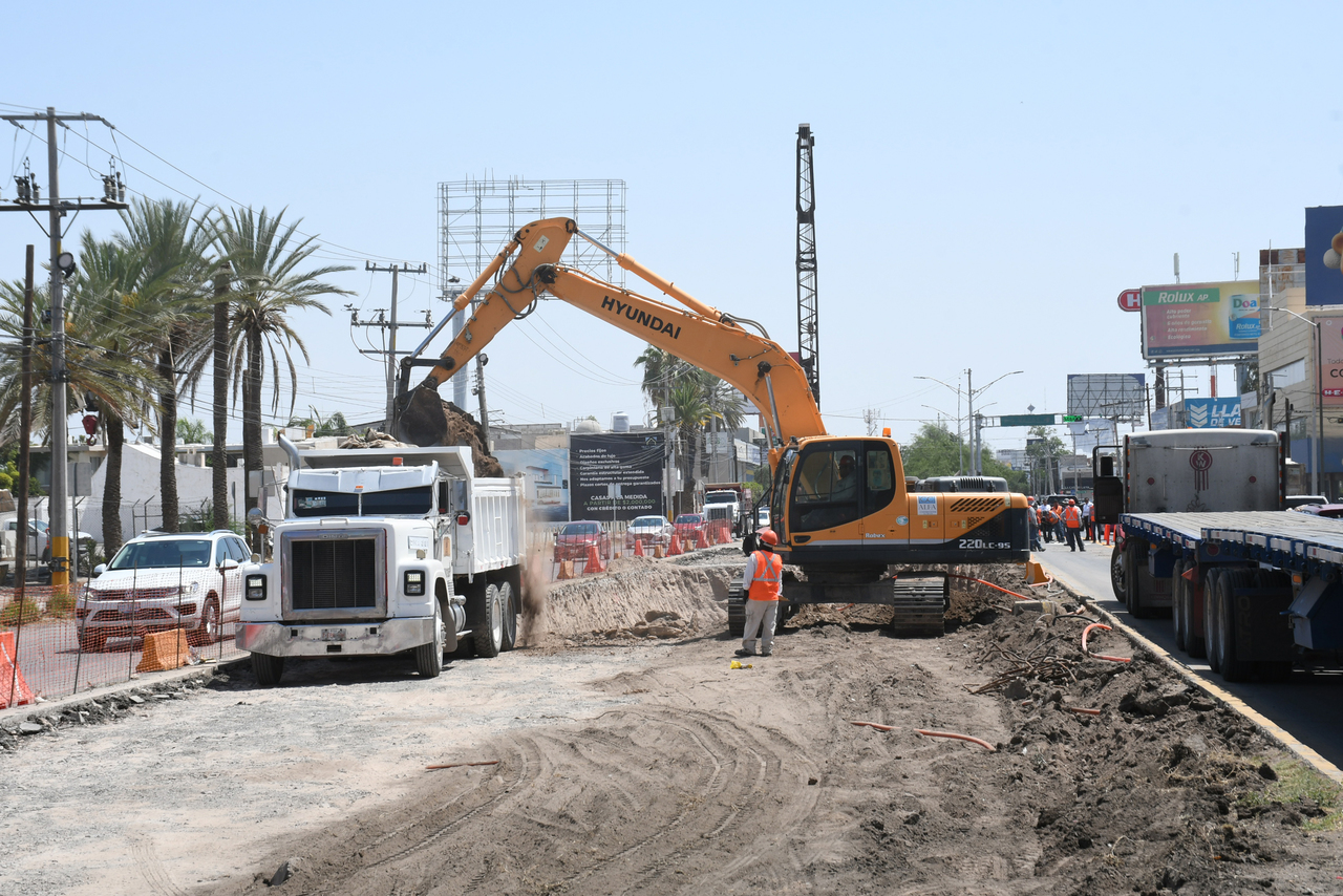 Ya se están realizando excavaciones en la zona central del bulevar Independencia de Torreón. (FERNANDO COMPEÁN)