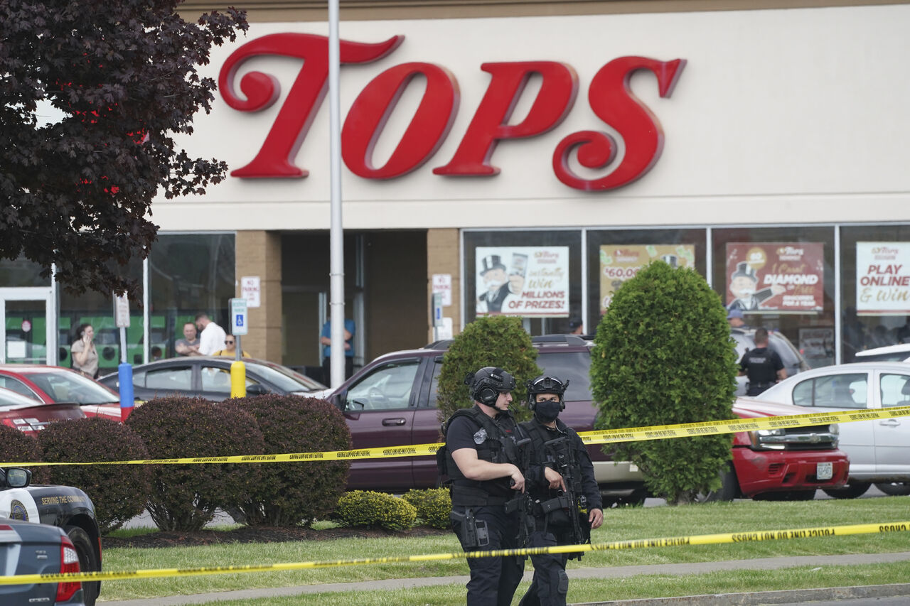 Tiroteo en supermercado deja al menos 10 muertos en Buffalo, Nueva York