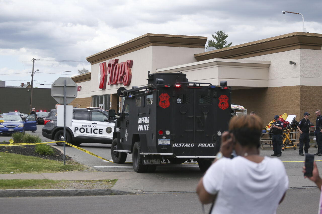 Evidencias apuntan a que atacante tenía motivos racistas en el tiroteo de supermercado en Buffalo, Nueva York