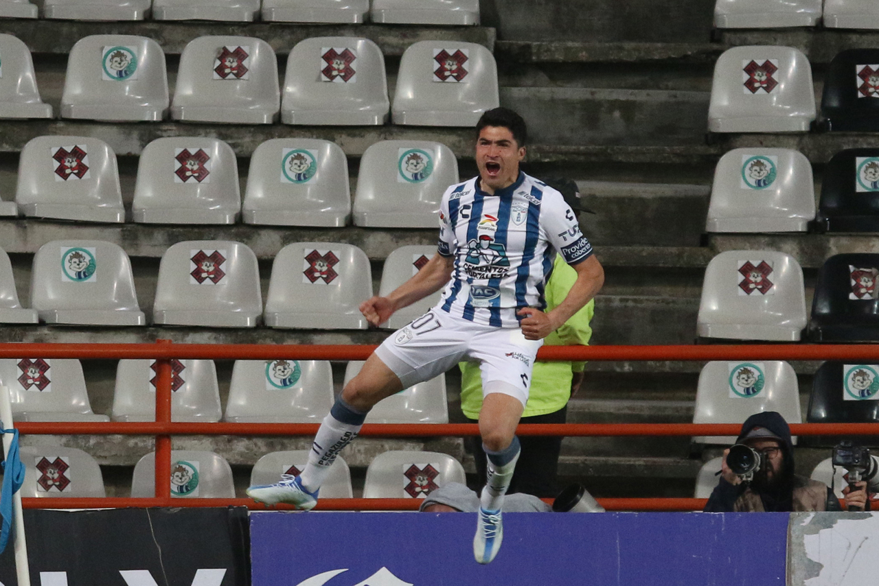 Nicolás Ibáñez anotó dos tantos en el triunfo de los Tuzos 3-2 ante San Luis; el líder Pachuca se medirá con el peor sembrado en semifinales.