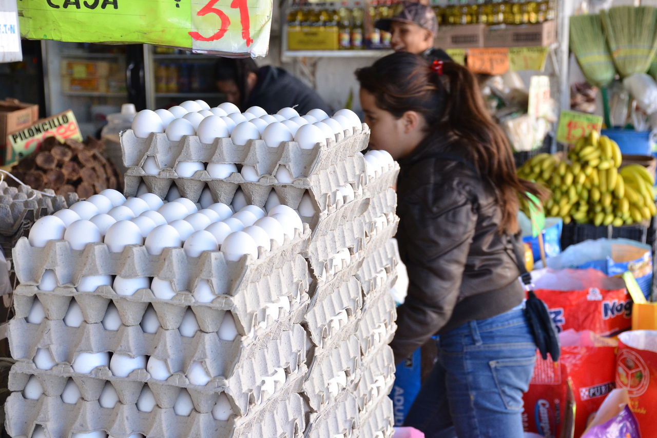 El consumidor final es el más afectado por el aumento de precio de productos como el huevo y, en general, de la canasta básica. (EL SIGLO DE TORREÓN)