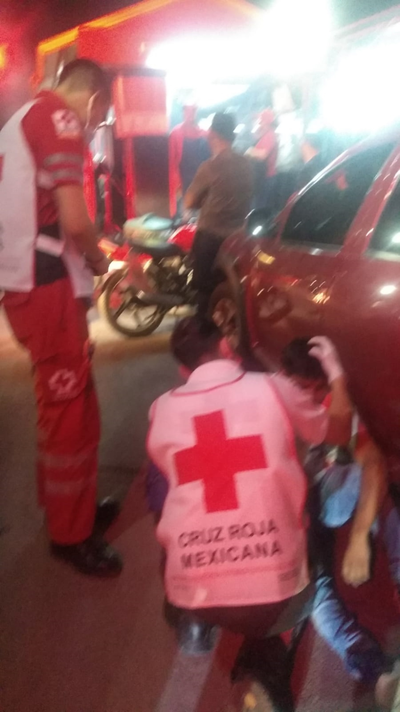 El joven fue atendido por el personal de la Cruz Roja tras sufrir una lesión en una de sus piernas.
