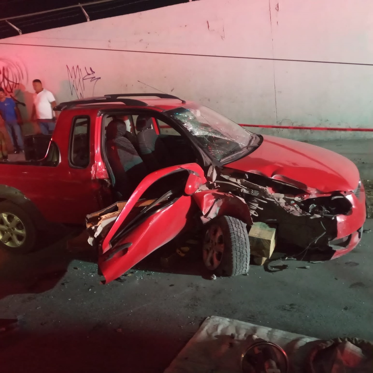 El automovilista se impactó contra otras dos unidades y un poste de concreto en calles de Torreón.