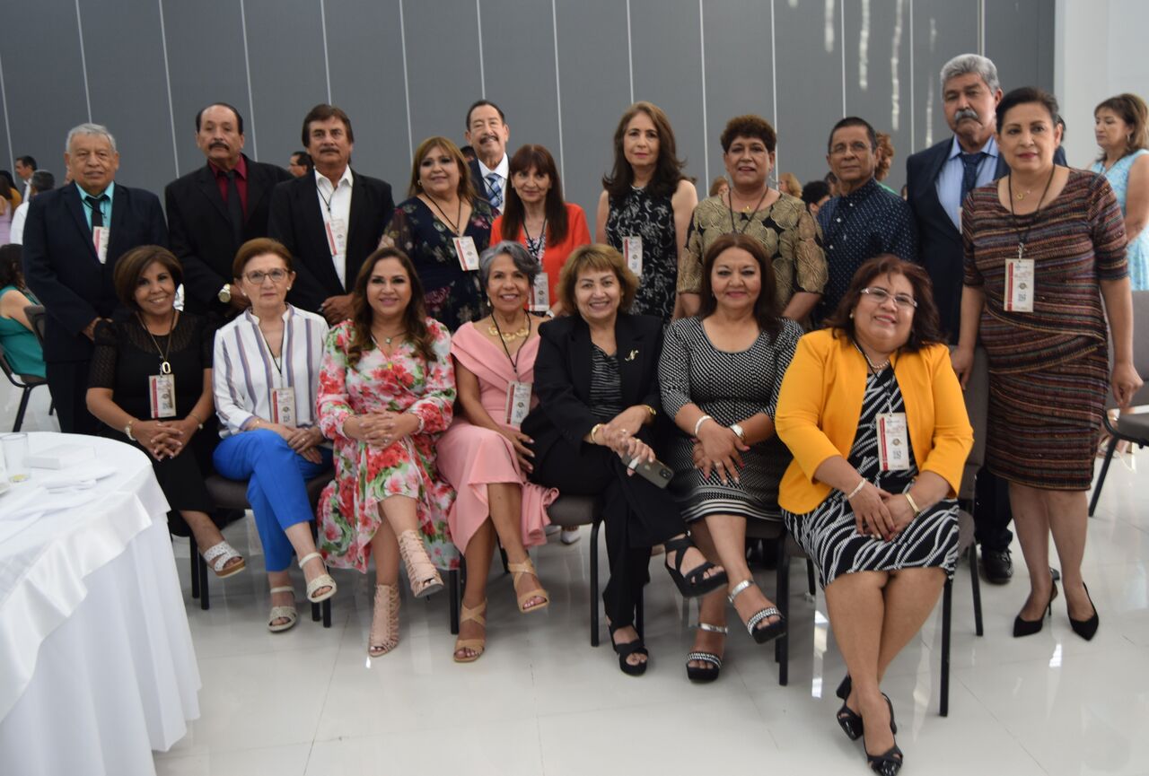 Maestras y maestros de la región lagunera, área Coahuila, recibieron su reconocimiento por 40 años.