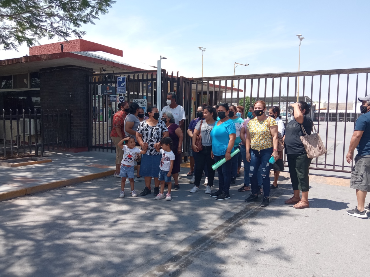 Vecinas del ejido San Carlos se manifestaron a las afueras de la CFE en Lerdo ante los constantes apagones que han sufrido.