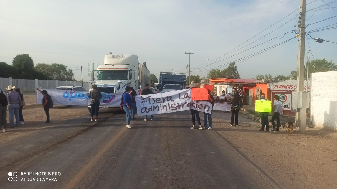 Alumnos de FAZ bloquearon por espacio de cinco horas, la carretera Gómez Palacio- Tlahualilo; la amenaza sigue para hoy.