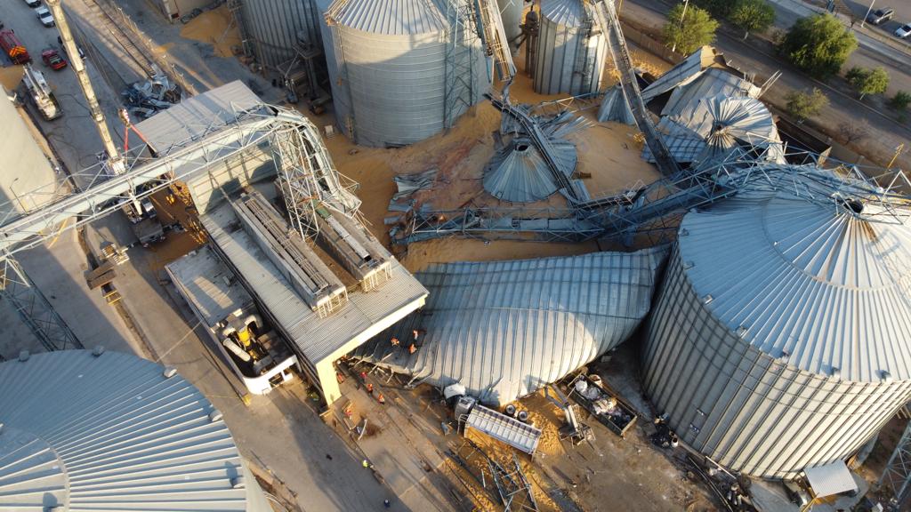 Tragedia. El colapso de tres silos que resguardaban miles de toneladas de granos de maíz en una empresa de Torreón dejó como saldo un muerto. (FOTOGRAFÍAS DE VERÓNICA RIVERA Y EDIE RUIZ)