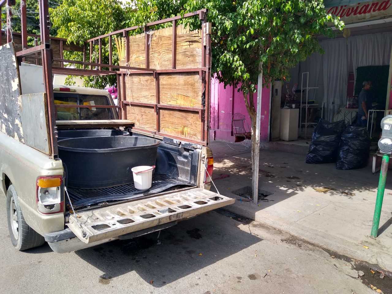 Vendedores del Mercado de las Flores en Torreón deben acarrear agua por diversos medios.