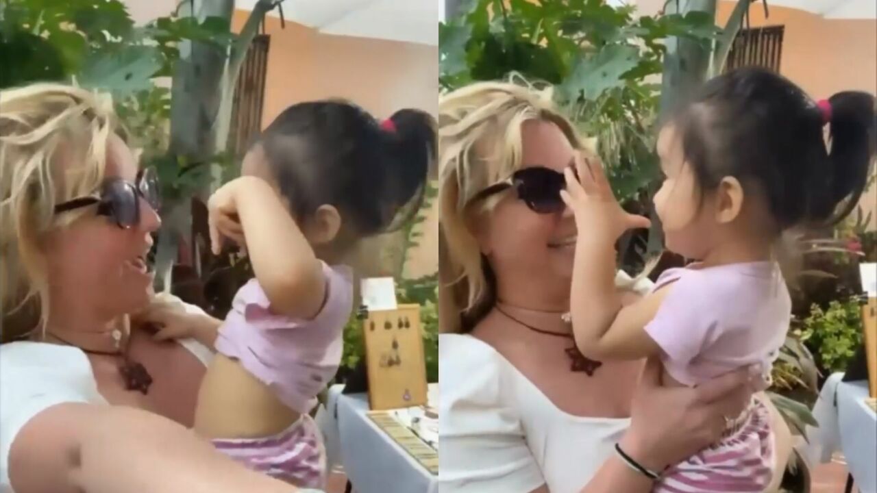 Britney Spears se pone maternal con una niña durante sus vacaciones en México