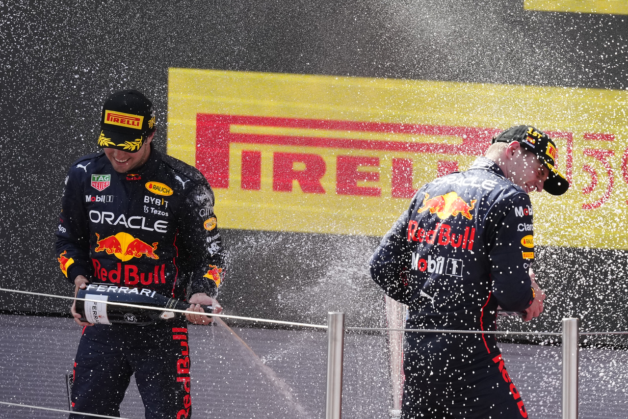Sergio Pérez (i) y Max Verstappen durante la celebración en el podio, tras hacer el '1-2' en el Gran Premio de España.