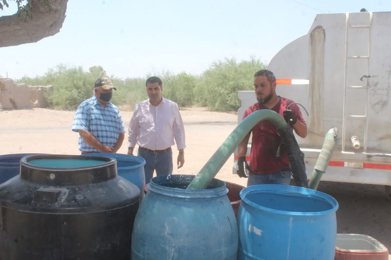 Se atiende el suministro de agua con camiones cisterna a más de 26 comunidades. (EL SIGLO DE TORREÓN)