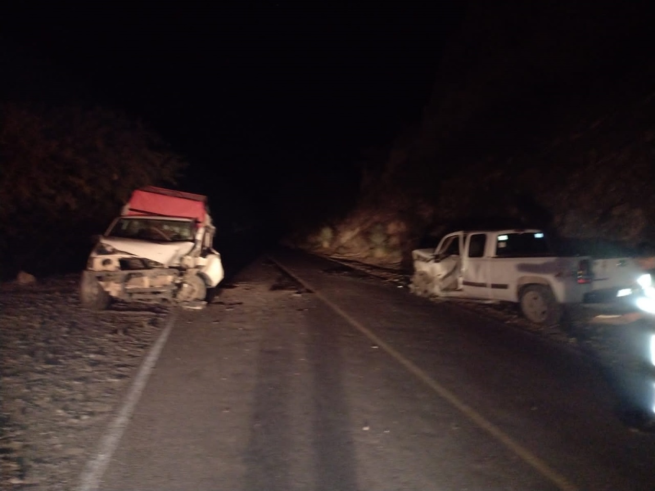 Dos camionetas se impactaron en la carretera que conduce del ejido Nuevo Graceros a la presa Francisco Zarco.