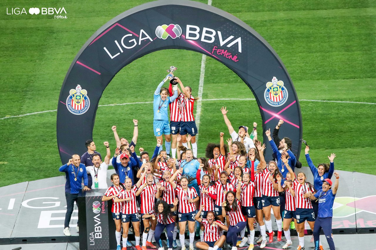 Pese a caer 1-0 en casa en el partido de vuelta, las Chivas se coronaron en el Clausura 2022 al vencer en el global 4-3 a las Tuzas.
