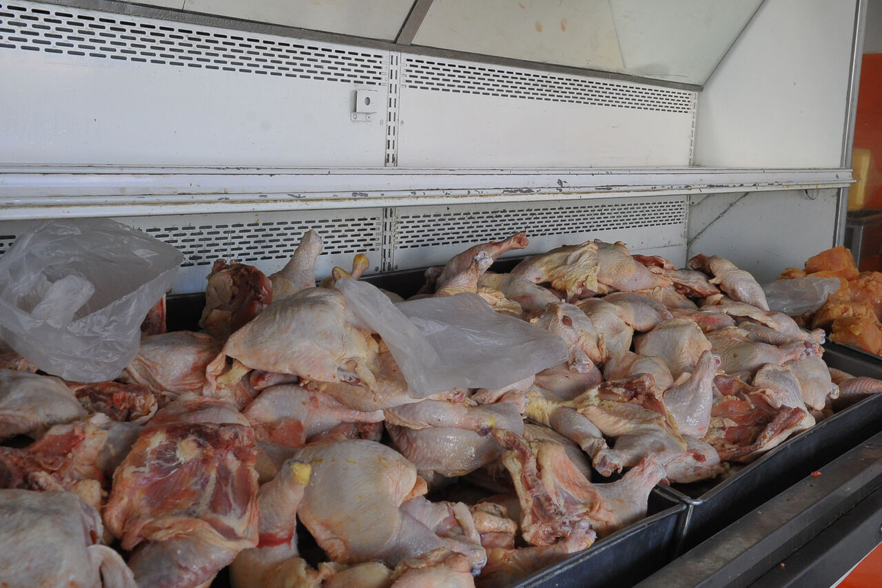 La carne de pollo alcanzó un valor de 82.4 pesos por kilogramo. (ARCHIVO)
