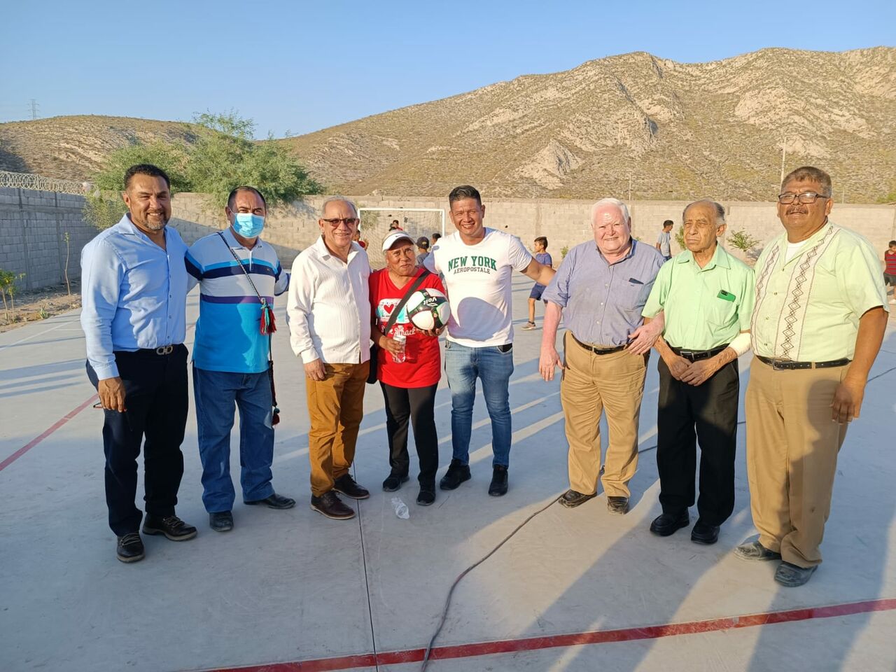 El alcalde de Lerdo, José Alberto Escobedo Reyes, acudió para supervisar la construcción de una cancha de usos múltiples en La Carpa. (EL SIGLO DE TORREÓN)