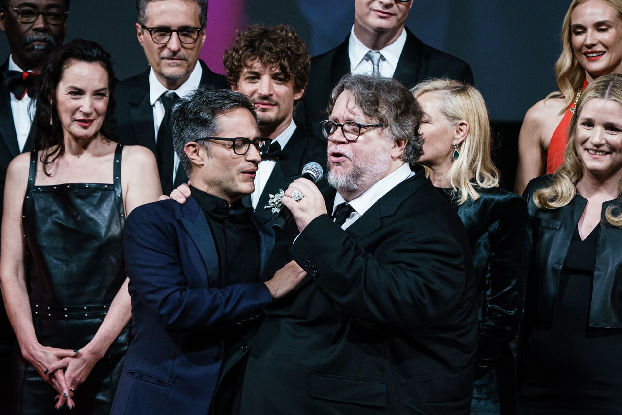 Guillermo del Toro y Gael García sorprenden entonando una ranchera en Cannes